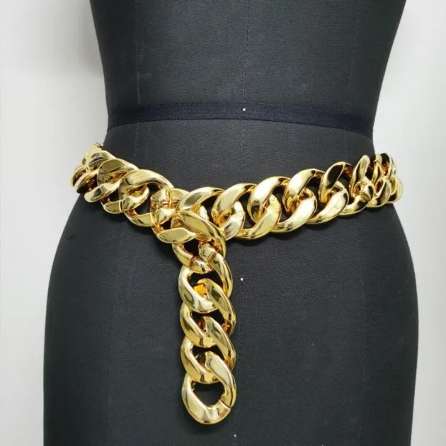 Versátil cadena para cinturón color dorado