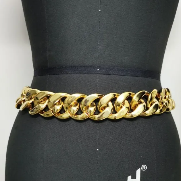 Versátil cadena para cinturón color dorado