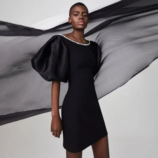Mode slanke zwarte jurk met pofmouwen Grace
