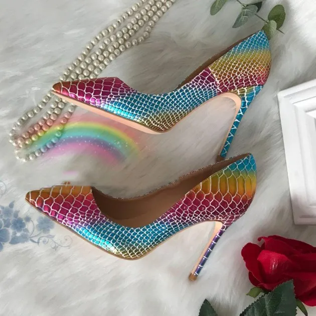 Zapatos de tacón de punta fina con estampado de serpiente arcoíris Charlotte