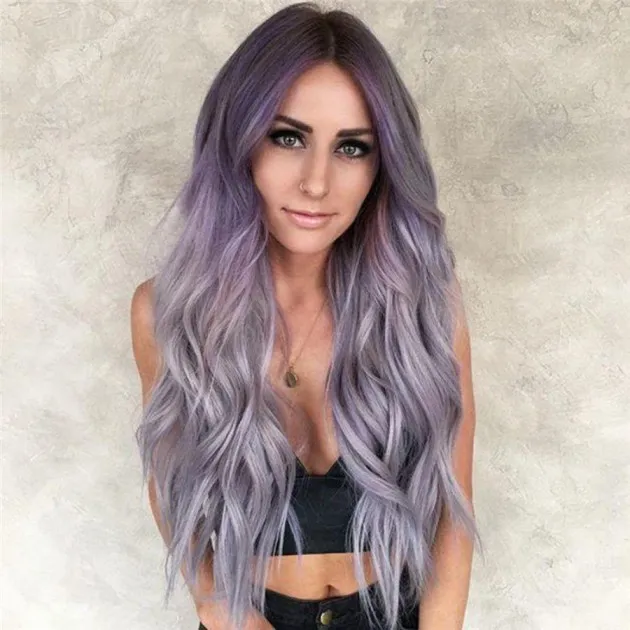 Gradiente de color gris púrpura ombre cabello largo y rizado de longitud media